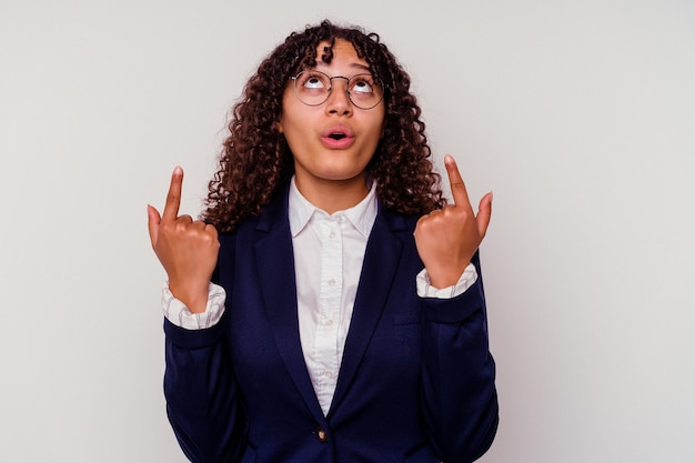 Femme de race mixte jeune entreprise isolée sur blanc pointant vers le haut avec la bouche ouverte.