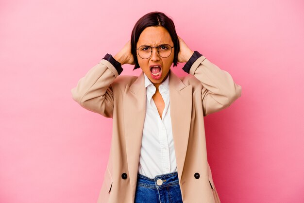 Femme de race mixte jeune entreprise isolée