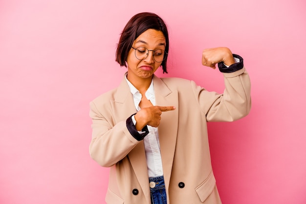 Femme de race mixte jeune entreprise isolée