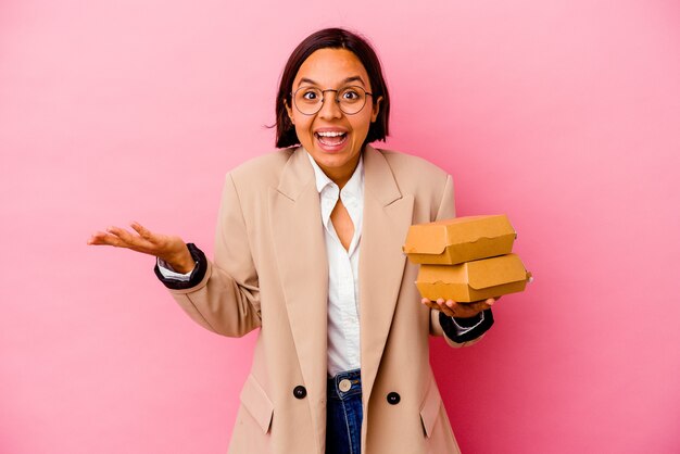 Femme de race mixte jeune entreprise isolée