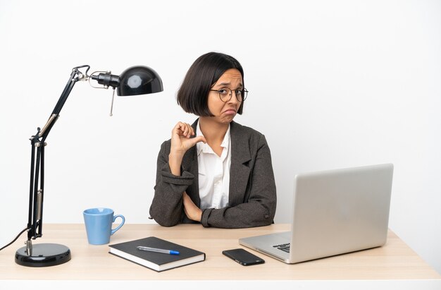 Femme de race mixte jeune entreprise travaillant au bureau fier et satisfait de soi