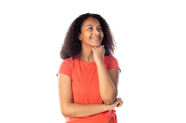 Femme de race mixte avec de jolis cheveux afro