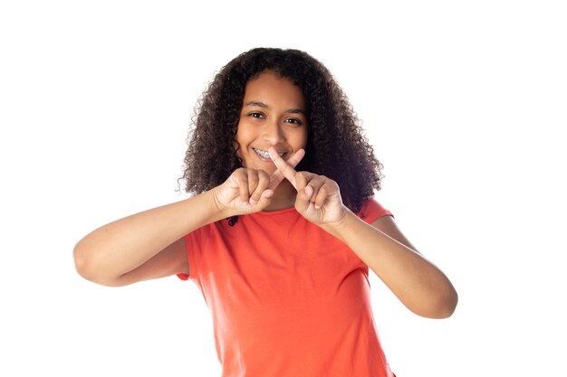 Femme de race mixte avec de jolis cheveux afro