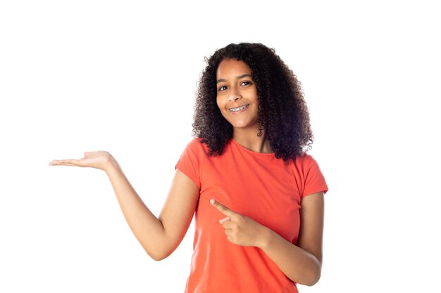 Femme de race mixte avec de jolis cheveux afro