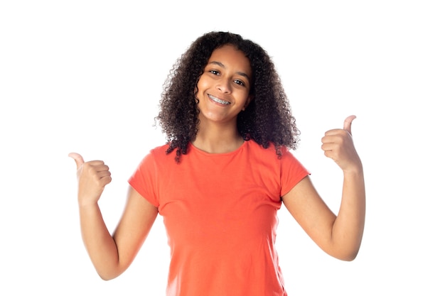 Femme de race mixte avec de jolis cheveux afro