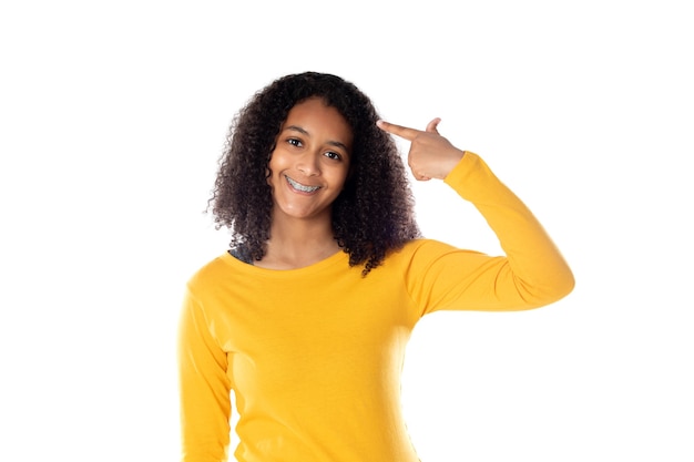 Femme de race mixte avec de jolis cheveux afro