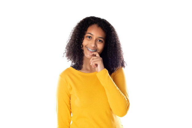 Femme de race mixte avec de jolis cheveux afro