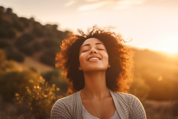 Une femme de race mixte se détend à l'air frais.