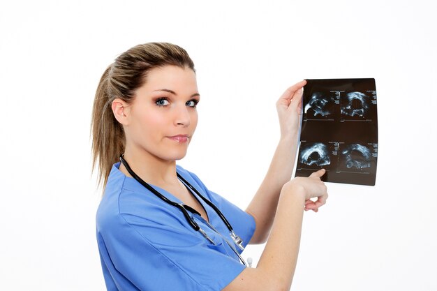 Femme radiologue en action dans un hôpital