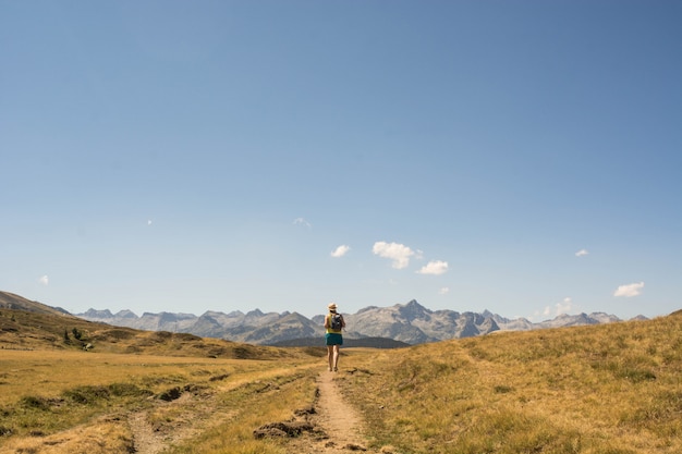 Photo femme, randonnée, dans, a, haute montagne, vallée