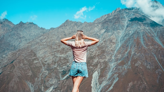 Femme randonnée dans les montagnes à l'heure du soleil