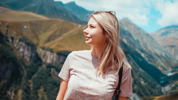 Femme randonnée dans les montagnes à l'heure de la journée ensoleillée. Avis de Kazbegi, Géorgie