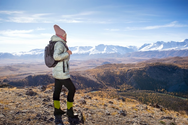 Femme de randonnée en montagne d'automne. Randonneur marchant sur une montagne au jour d'automne.