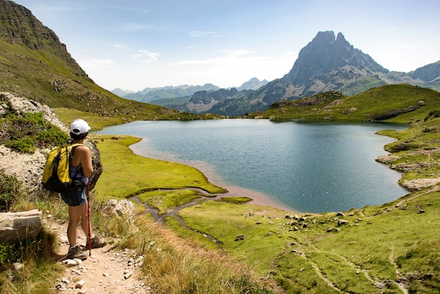 Femme, randonnée, près, a, lac montagne