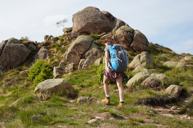 Femme randonneur en montagne