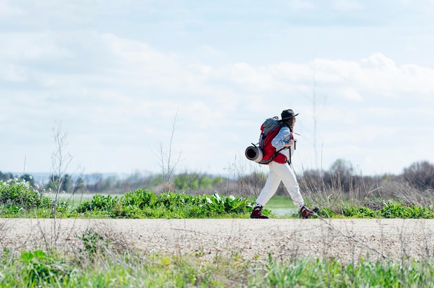 Femme de randonneur avec sac à dos marchant. concept de voyage