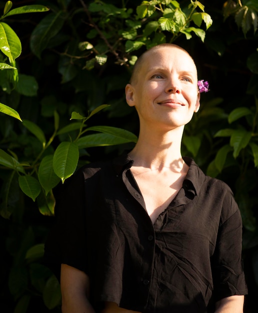 Photo femme rasée dans le jardin d'été