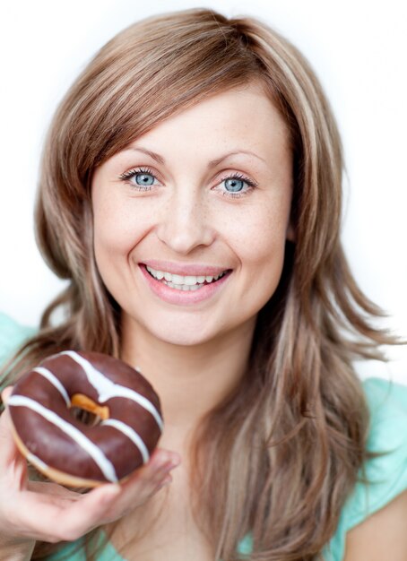 Femme ravie, manger un gâteau