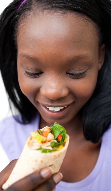 Femme ravie manger une pellicule