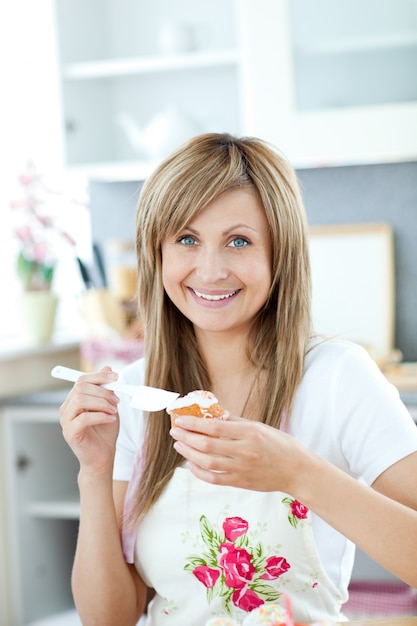 Femme ravie préparer un petit déjeuner dans la cuisine