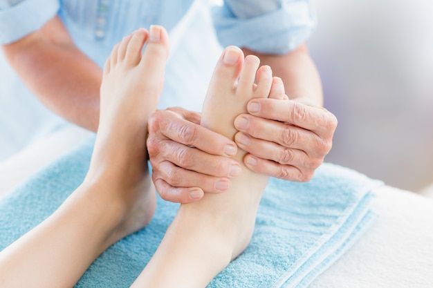 Femme recadrée recevant un massage des pieds