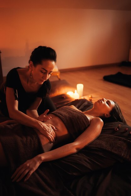 Femme recevant un massage dans un spa