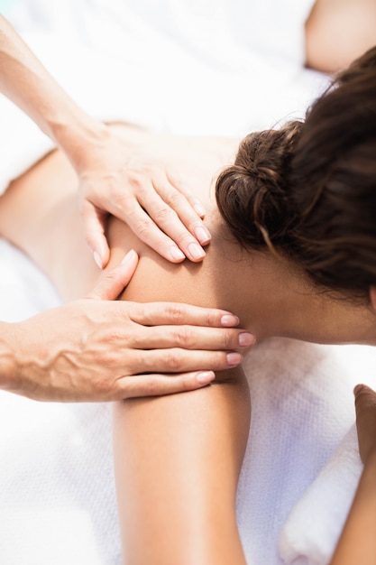 Femme recevant un massage du dos d&#39;un masseur dans un spa