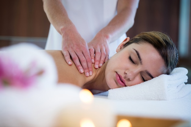 Femme Recevant Un Massage Du Dos