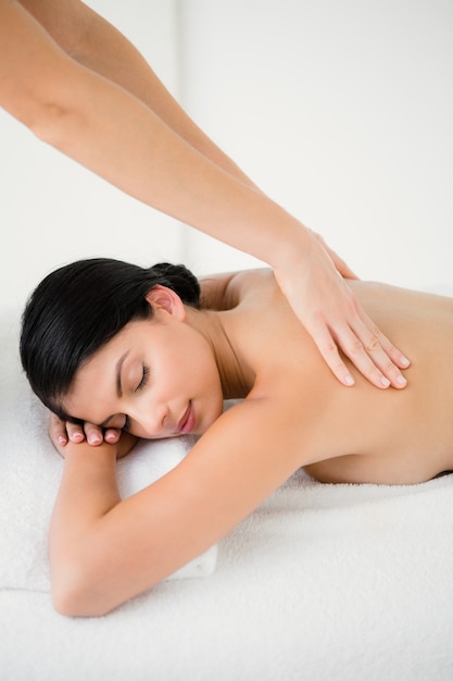 Femme recevant un massage du dos