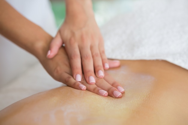 Femme recevant un massage du dos