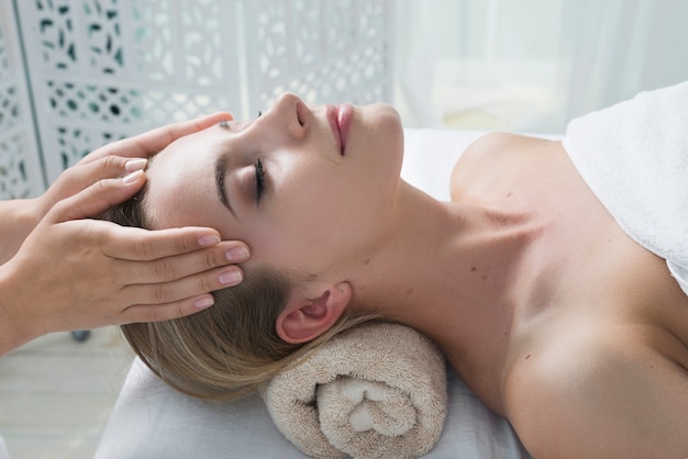 Femme Recevant Un Massage Du Visage Dans Un Spa