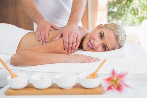 Femme recevant un massage des épaules au centre de spa