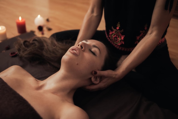 Une femme recevant un massage avec la main d'une femme.