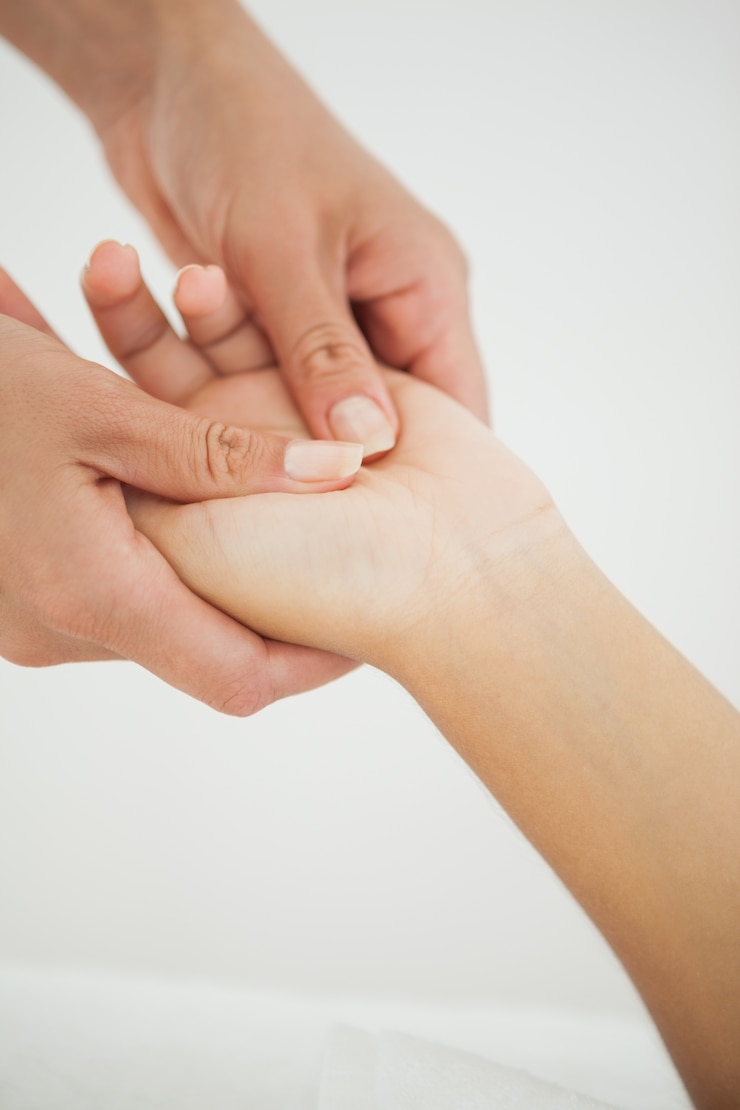 Photo femme recevant un massage des mains