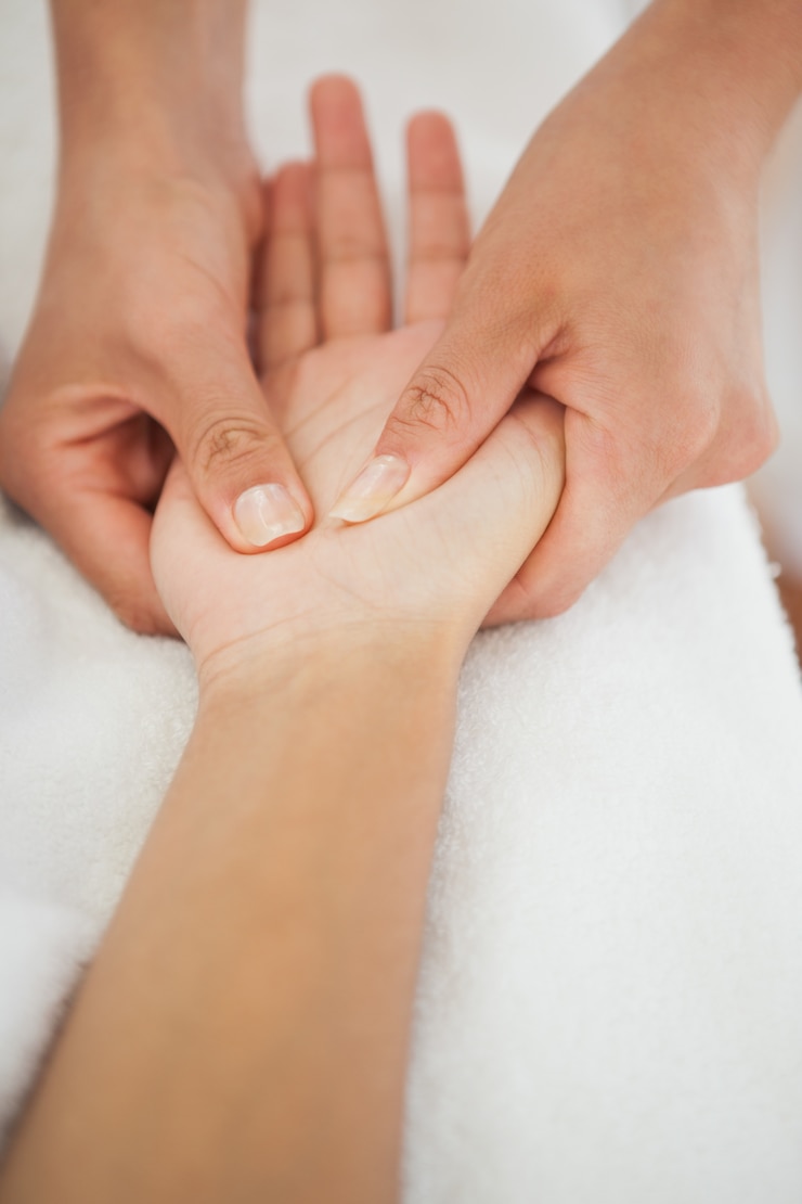 Photo femme recevant un massage des mains