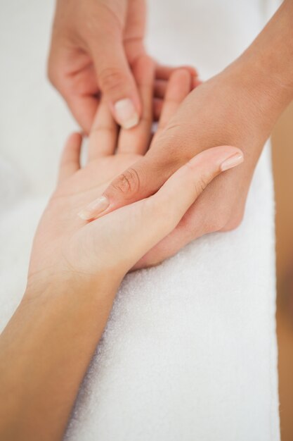 Femme recevant un massage des mains