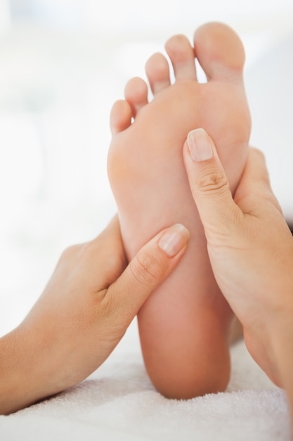 Photo femme recevant un massage des pieds