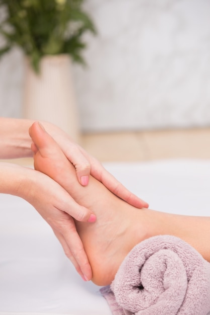 Femme recevant un massage des pieds