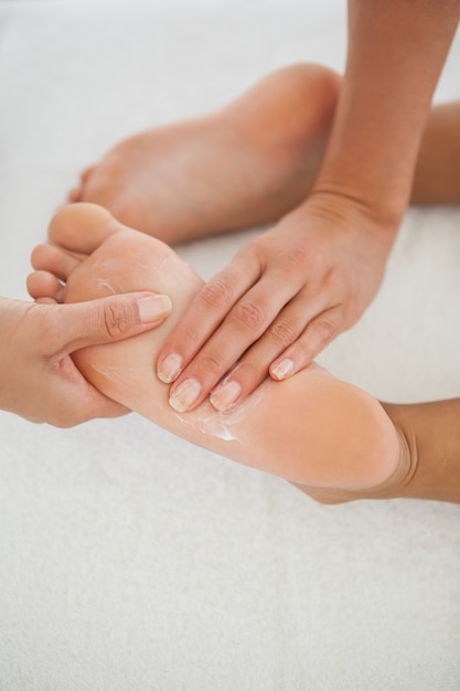 Femme recevant un massage des pieds