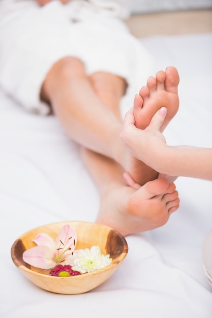 Photo femme recevant un massage des pieds