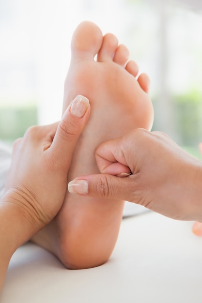 Femme recevant un massage des pieds