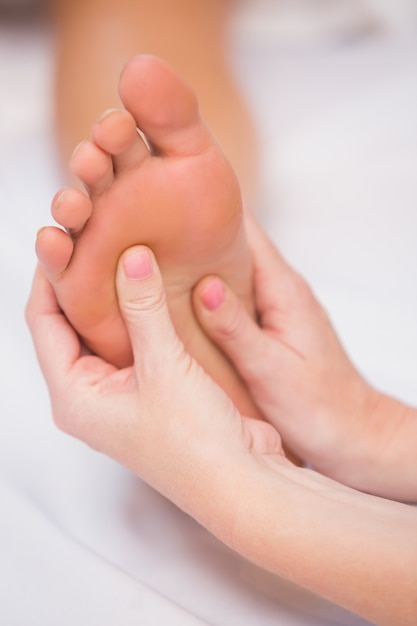 Femme recevant un massage des pieds