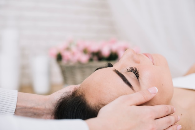 Photo femme recevant un massage relaxant du visage