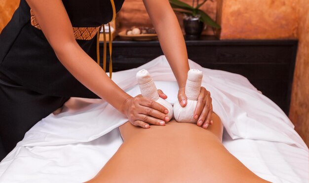 Femme recevant des massages thaïlandais au spa