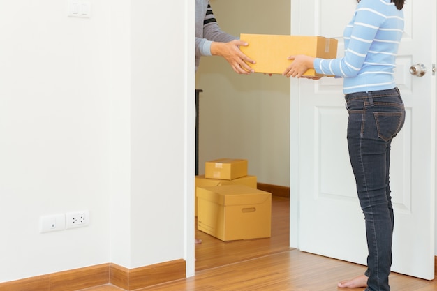 Femme recevant le paquet du livreur