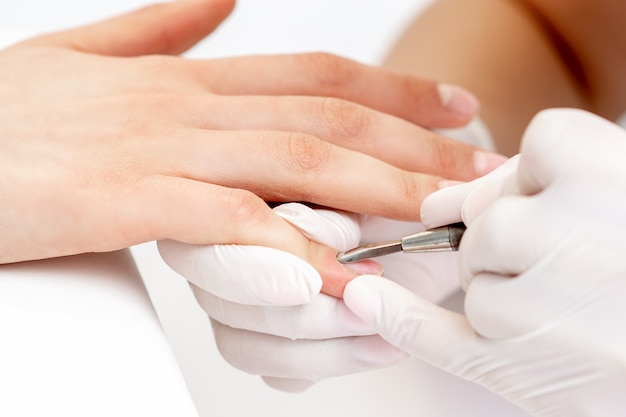 Femme recevant une procédure de soins des ongles