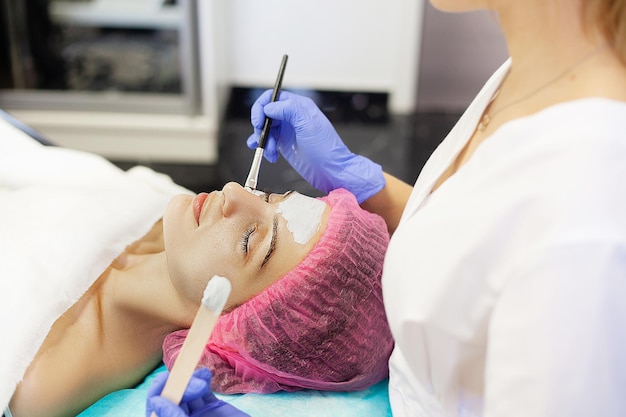 Femme recevant des soins du visage dans un salon de spa