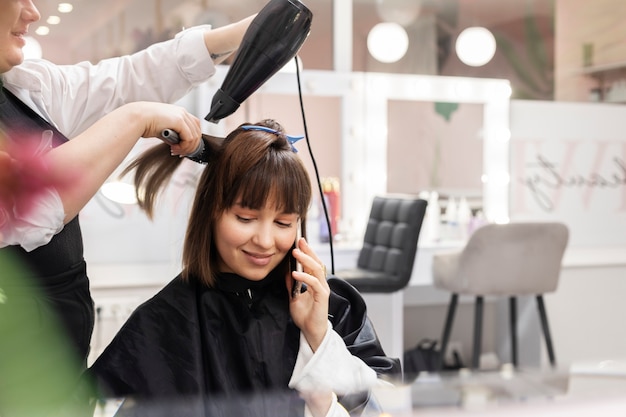 Femme recevant un traitement au salon de coiffure