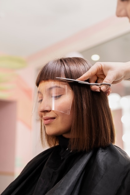 Photo femme recevant un traitement au salon de coiffure