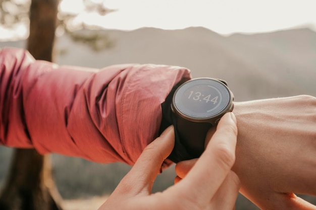 Photo femme à la recherche d'une application sur une montre de sport coureur avec moniteur de fréquence cardiaque montre intelligente de sport vérification des performances position gps ou pouls de fréquence cardiaque